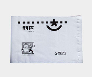 塑料快遞袋使用較多的是用聚乙烯材料做成，具有成本低，使用方便，防水性能好的特點。多用于運送文件、單據(jù)、資料、貨物等所包裝用的袋子。又稱為速遞袋、郵寄袋、快遞打包袋。體輕，富有彈性，有良好的抗沖擊性，無毒、無味、防潮、耐腐蝕，環(huán)保性較強，并且回收力度較大。