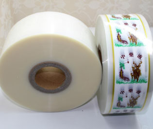 "食品復合膜是由PE等薄膜材料符合而成， 廣泛適用于包裝、食品、藥品等產(chǎn)品，具有環(huán)保、無臭無異味、熱封性能好、阻隔性好、遮光性強、耐油、強度高等特點。"
