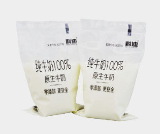 牛奶包裝袋是由三層或兩層共擠吹膜機生產(chǎn)而成。 成品膜印刷效果好，保香阻氧，安全衛(wèi)生，低碳環(huán)保，耐擠壓刺穿性強。