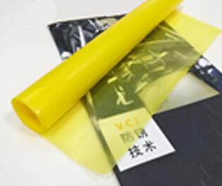本公司采用三層共擠吹膜機，由內(nèi)層模體、中層模體、外層膜體組成，分別將三層共擠的膜體配方進行配比，配三種不同屬性的合金擠出機，配套合適的高精度模具和德系風環(huán)，均勻混合擠出，一次性吹制的薄膜。本公司設(shè)備吹制的防銹膜在不破損的情況下，使用壽命長，防銹能力強，成本低等特點。